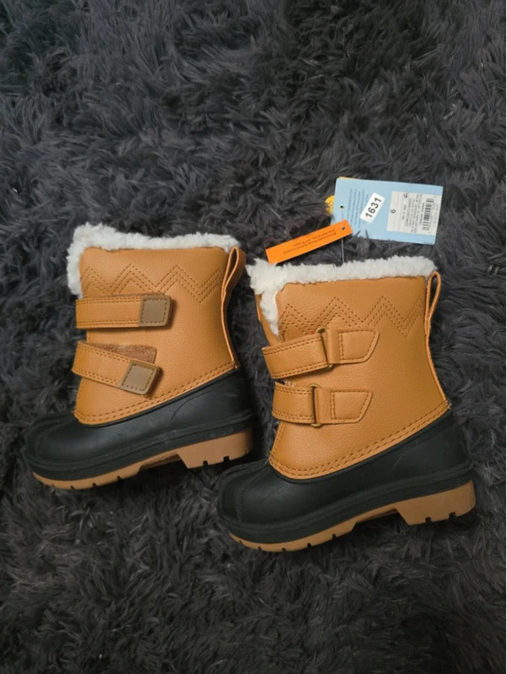 Size 6 brand new snow boots from target item. 1631 box, 12